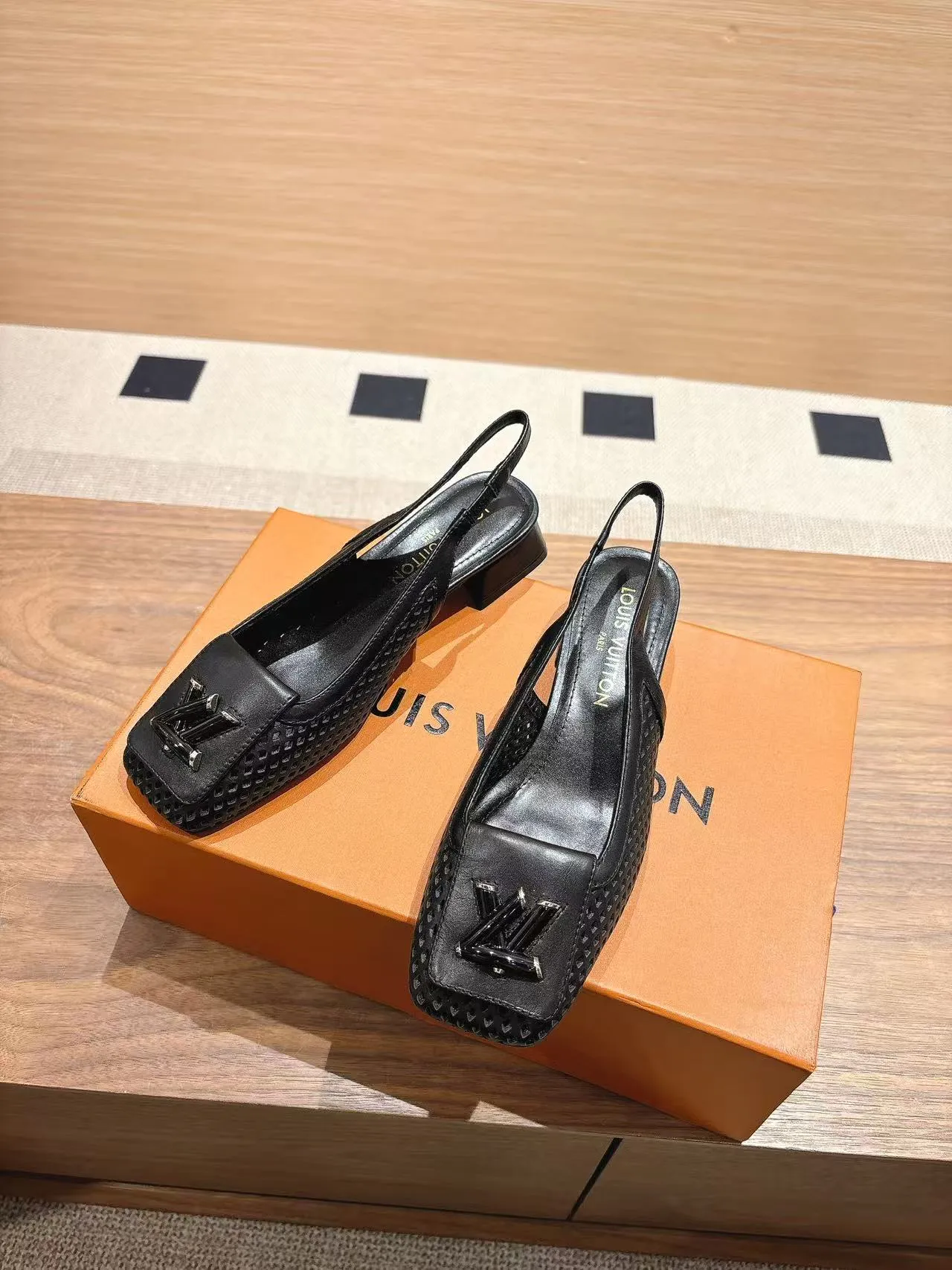 👟👟Ex-factory price 600👟👟 LV Louis Vuitton 25ss top version. Features the latest SHAKE hollow slingback sandals. Hard goods are new. Purchasing level! Full of high-end sense! A popular one among domestic and foreign bloggers. It is retro and fashionable and looks great on the feet! The main model on the official website. Upper: original customized cowhide surface. Lining: imported goatskin lining. ·Outsole: original Italian leather outsole ■Height: 3.5cm5.5cm ·Shoe size: 35-40 (41, 42 customizations are not returnable)
